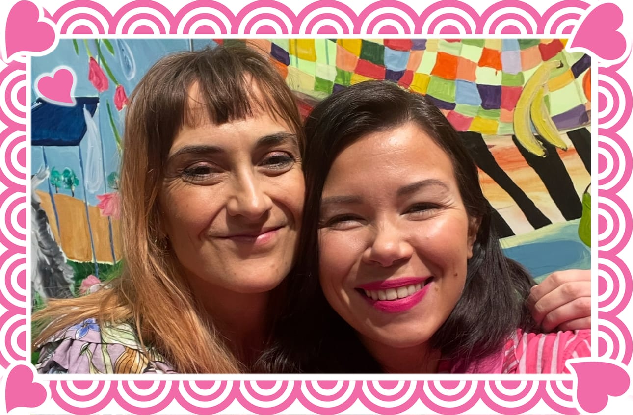Laura Annala ja Annaleena Hakola ottivat selfien taustallaan Lauran maalaus.