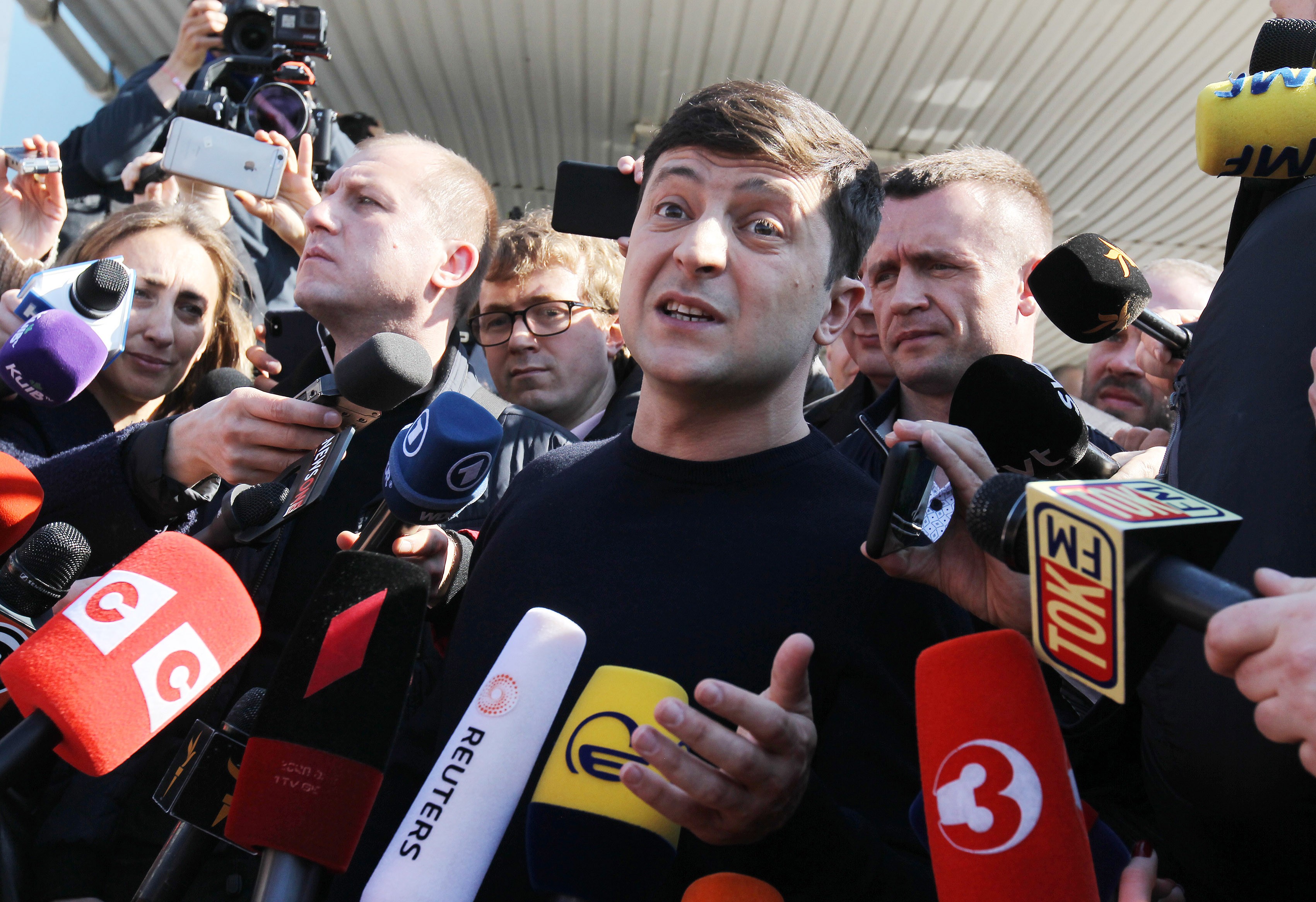 Volodymyr Zelenskyi, 41, voitti ovensuukyselyjen mukaan Ukrainan presidentinvaalin ensimmäisen kierroksen.