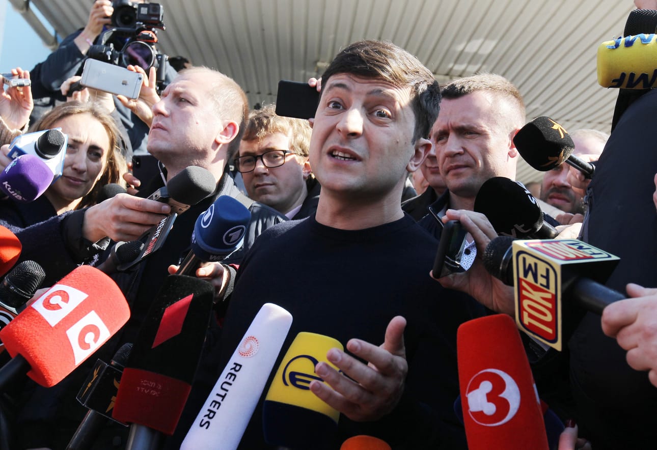 Volodymyr Zelenskyi, 41, voitti ovensuukyselyjen mukaan Ukrainan presidentinvaalin ensimmäisen kierroksen.