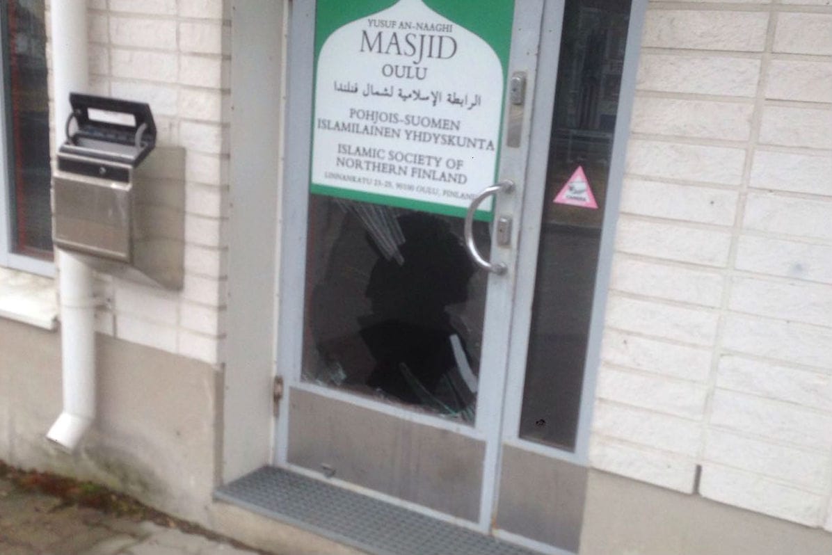 Pohjois-Suomen Islamilaisen Yhdyskunnan ulko-oven lasi rikottiin.