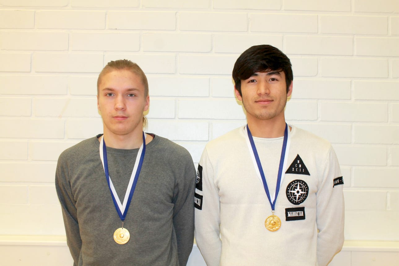 Arttu Niemelä ja Reza Mohamed saivat ripustaa futsalin Suomen-mestaruusmitalit kaulaansa ensimmäisinä pudasjärveläisinä.
