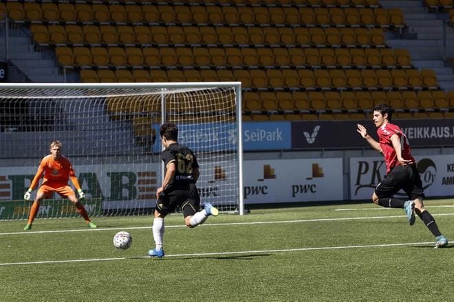 SJK:n hyökkääjälupaus Maximo Tolonen teki ottelun 2–1-johtomaalin ohi Herculeksen maalivahti Ville Sepän 21:nnellä peliminuutilla. Tolonen hankki toisella puoliajalla myös keltaisen kortin. KUVA: JOUKO HÄNNINEN