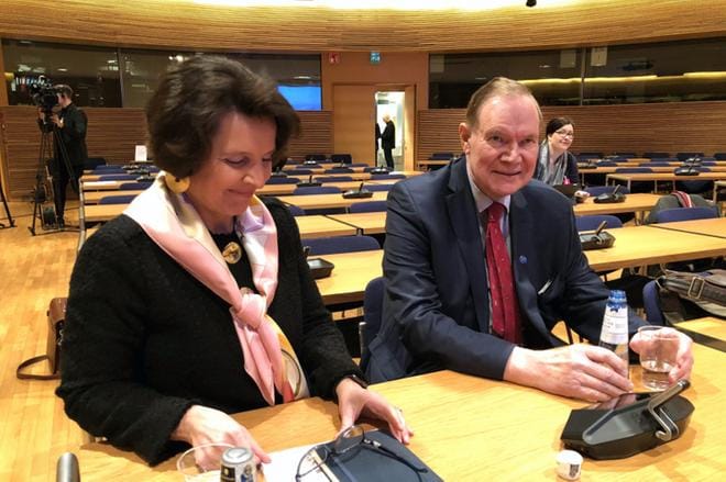 Entinen pääministeri Paavo Lipponen osallistui Jäämeren radan selvityksen julkistamistilaisuuteen Helsingissä. Vieressä liikenne- ja viestintäministeri Anne Berner. KUVA: Aki Taponen