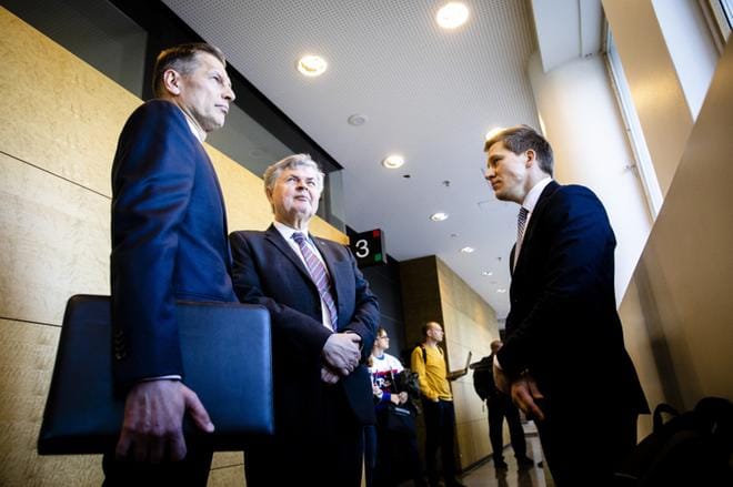 Ilmavoimien entinen komentaja, kenraalimajuri Sampo Eskelinen, puolustusasianajaja Heikki Maunila (keskellä) ja syyttäjä Sampsa Hakala (oikealla) kohtasivat hovioikeudessa toukokuussa. KUVA: Joel Maisalmi