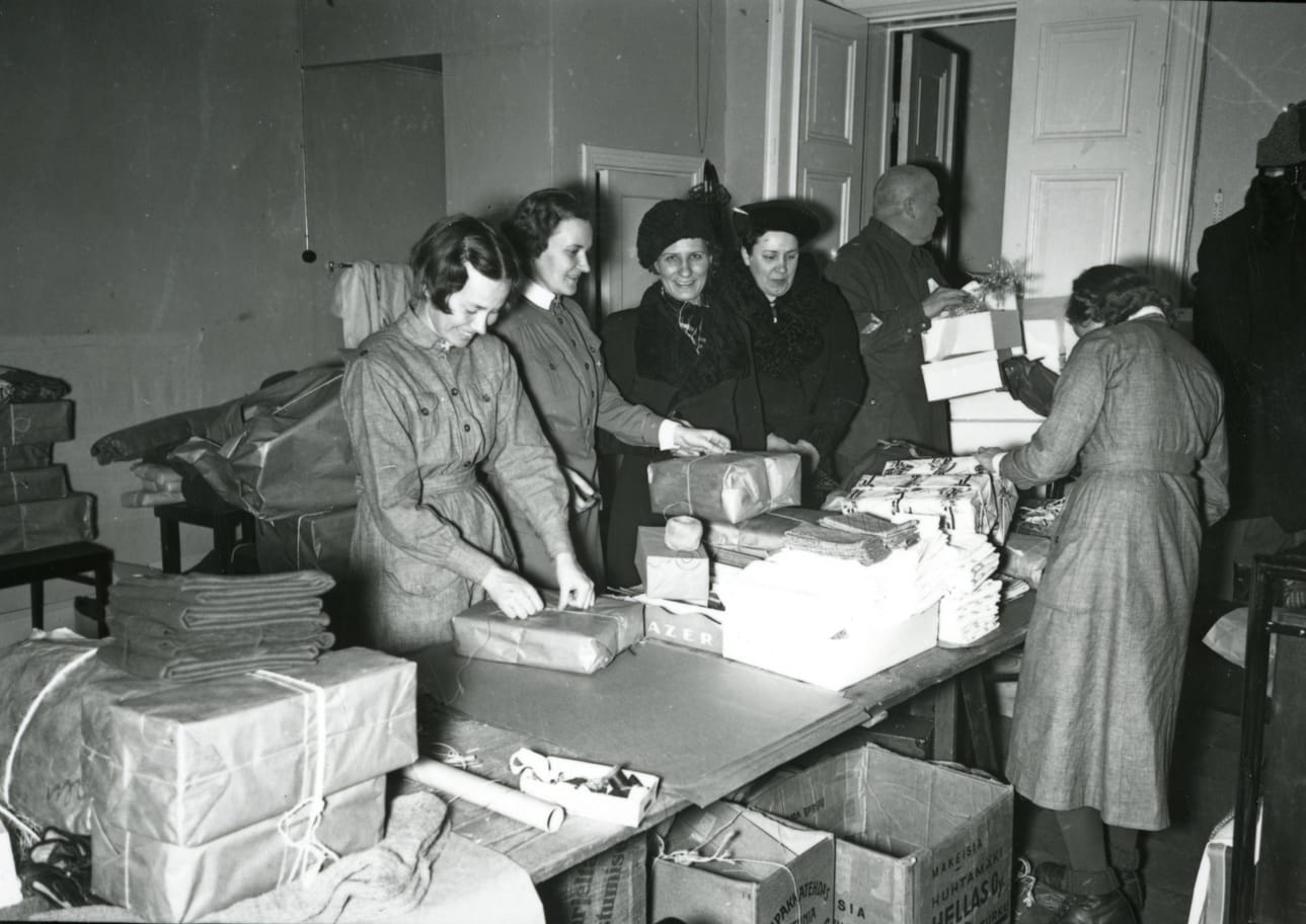 Lotta Svärd -järjestöön kuului vuosina 1920-1944 enimmillään lähes 250000 jäsentä. Naisten vapaaehtoista maanpuolustustyötä tekevä järjestö lakkautettiin sodan jälkeen Neuvostoliiton vaatimuksesta.