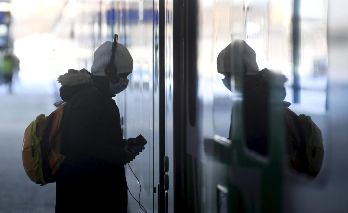 Junien henkilökunta puuttuu maskittomuuteen. Kaukoliikenteen junissa maskeja on myös myytävänä. Lehtikuva / Vesa Moilanen