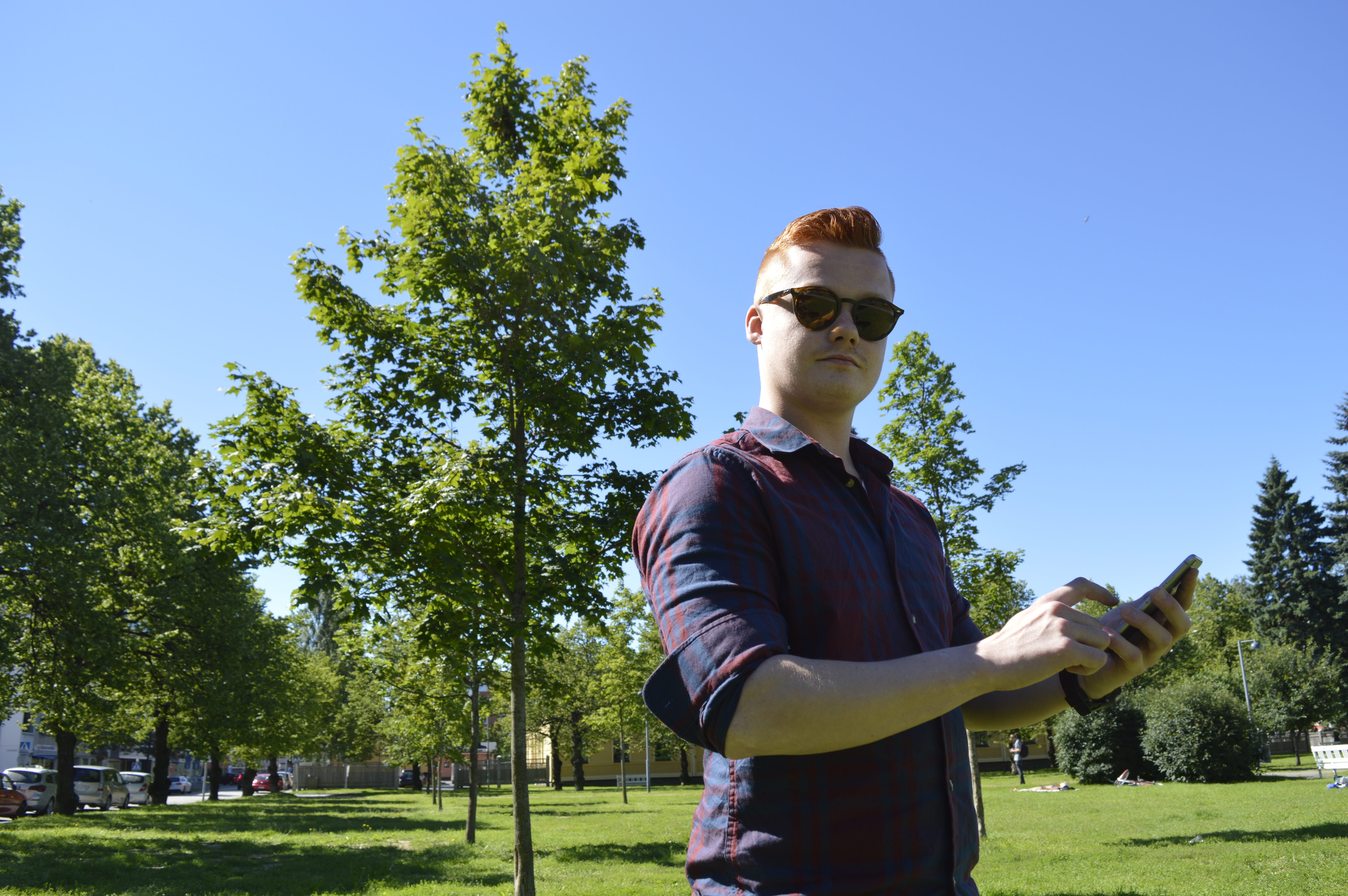 Tampereelle lähtevää junaa odotteleva Riku Kirves tuli kuluttumaan muutaman tunnin luppoajan pelaamalla Heinätorin puistossa. – Puistot ovat parhaita pelipaikkoja ja mitä enemmän liikkuu, niin sitä enemmän löytääkin. Pelaajien jättämien lurejen eli houkuttumien perässä suunnistavan Kirveksen mukaan liikkuminen on pelin parasta antia. – Tämä on ihan uudenlainen ympäristö pelata, kun normaalisti istutaan sisällä.