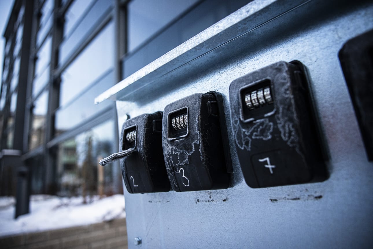 Asiakas saa avaimen lyhytvuokrattaviin asuntoihin usein tällaisesta numerolukitusta säiliöstä.