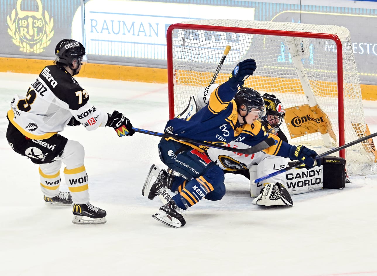 Eemil Erholtz (vas.) rikkoi läpiajossa Lukon Jami Krannilaa, joka sivalsi seuranneesta rangaistuslaukauksesta voittomaalin.