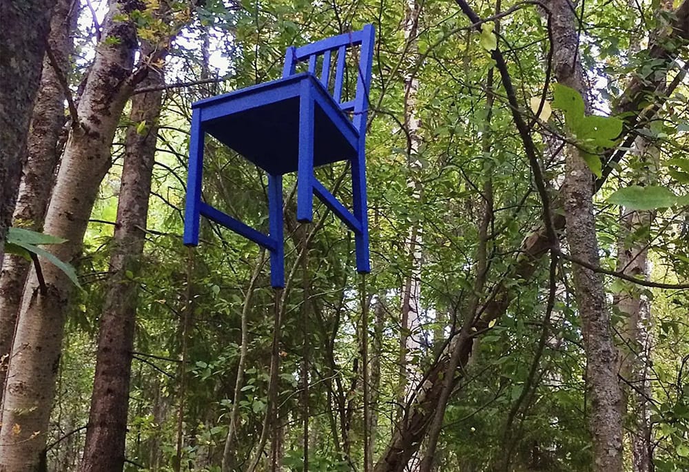Päivi Pussilan teos Leijuva sininen / Hovering Blue oli esillä Pikisaaren ympäristötaidepolulla vuonna 2024.