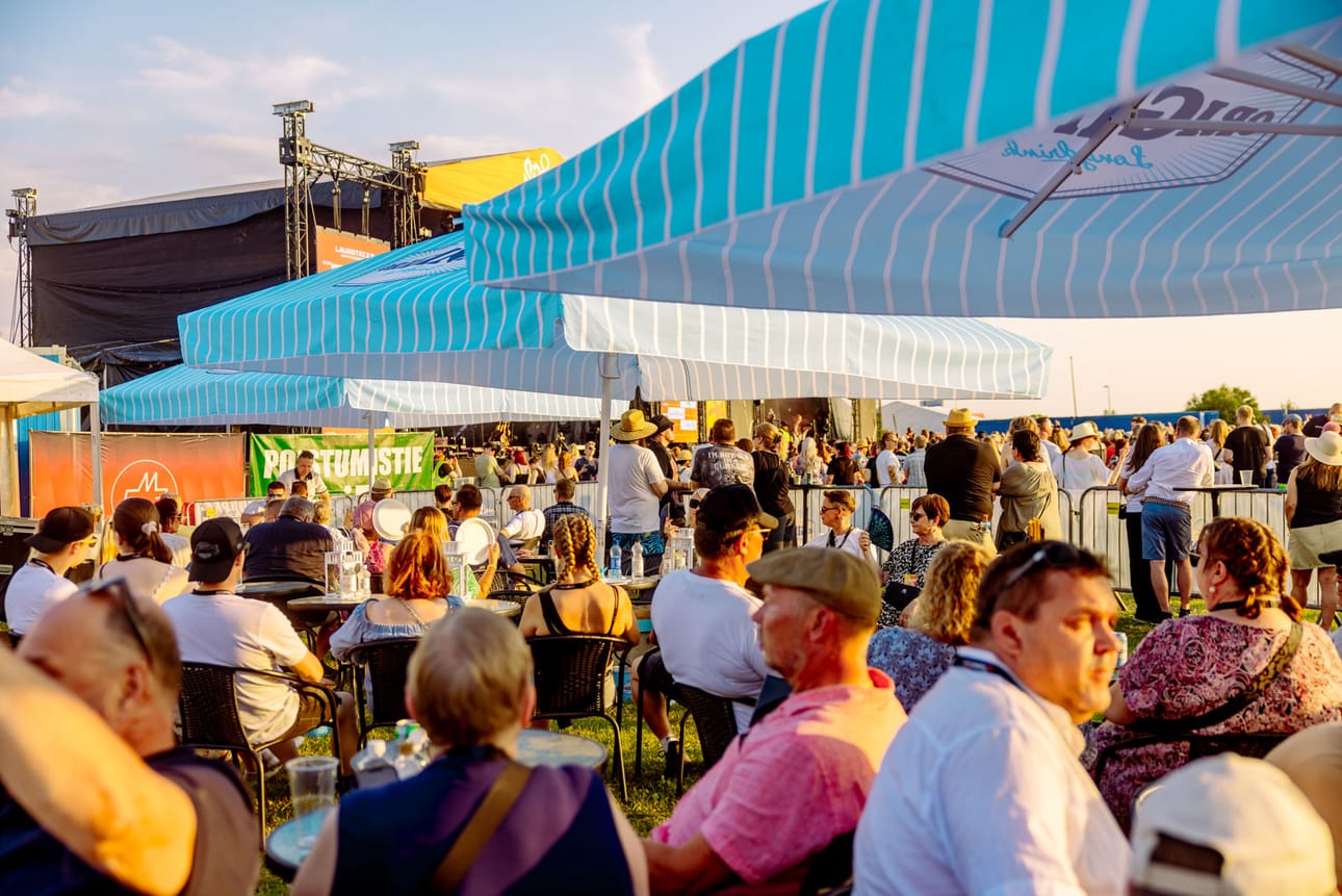 Festarikokemuksesta voi nauttia myös VIP-vieraana. Eventmedialla VIP-lippuun kuuluu Lapin ainoana tapahtumajärjestäjänä myös laadukas illallisbufee. Lisäksi palveluihin kuuluu katettu VIP-alue, omat saniteetti- ja baaripalvelut, sekä oivat näköalat päälavoille. Illallismenut on nyt julkaistu tapahtumien kotisivuilla.