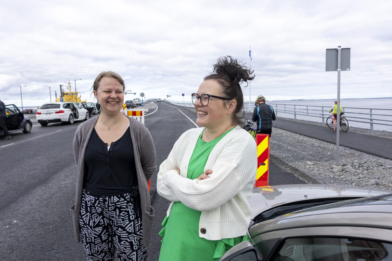 Heidi Villikka (vas.) ja Piia Jokelainen ennättivät sillalle jonottavien autojen letkan ensimmäisiksi.