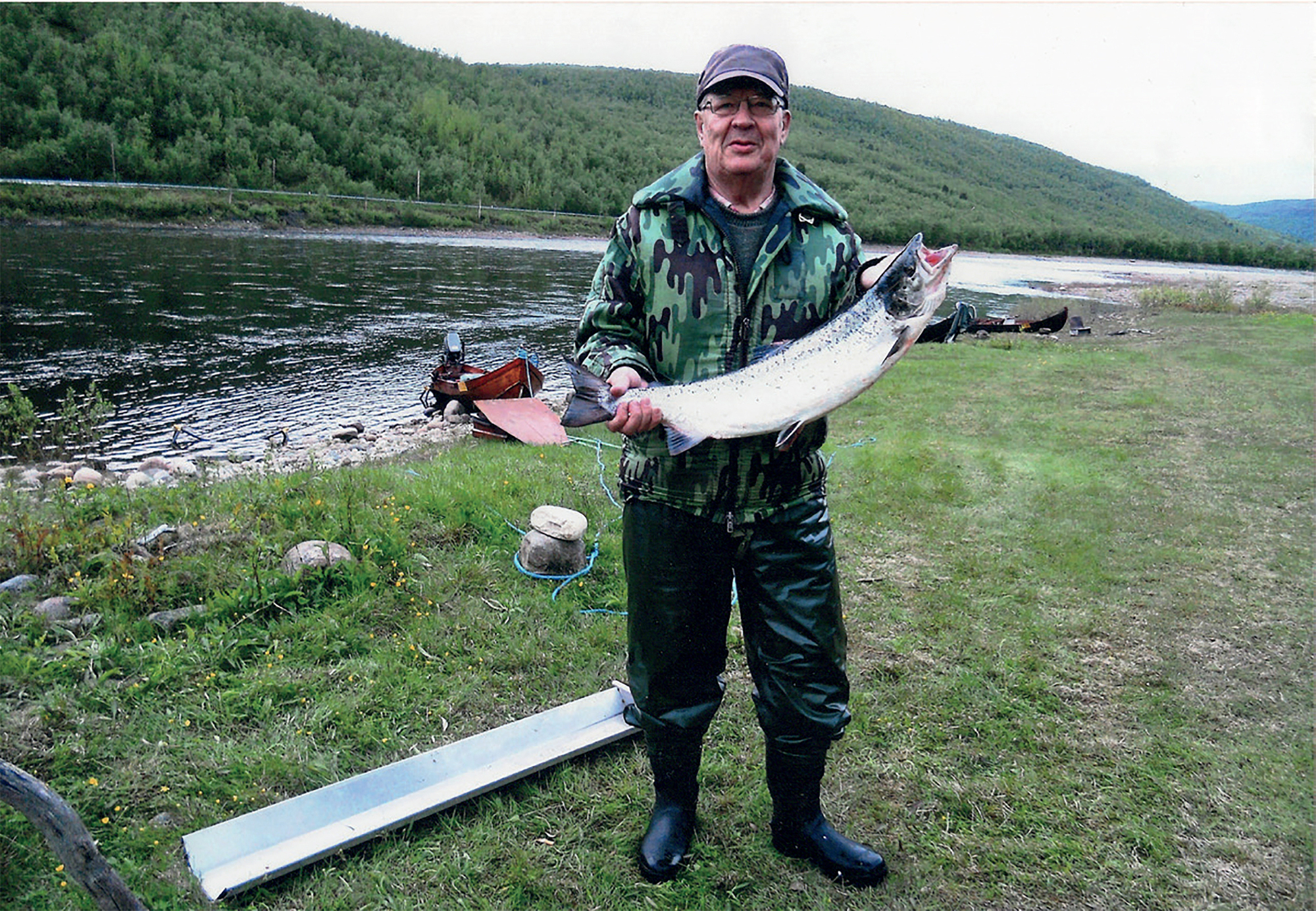 Tapio Tuomilaakso (1939–2015) esittelee saalistaan Tenon rannalla. 
