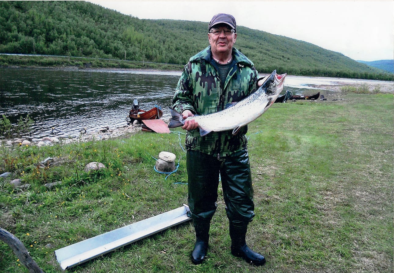 Tapio Tuomilaakso (1939–2015) esittelee saalistaan Tenon rannalla.