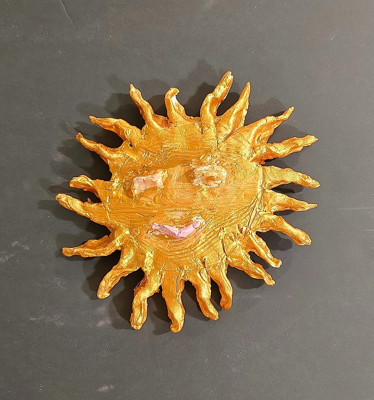 Kuvataidekoulussa on käsitelty valoa ja yksi aiheista on ollut aurinko.