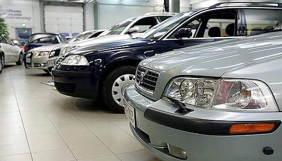 Autokaupat pullistelevat käytettyjä autoja, luotettavuus on yksi kriteeri autonvalitsijoille.