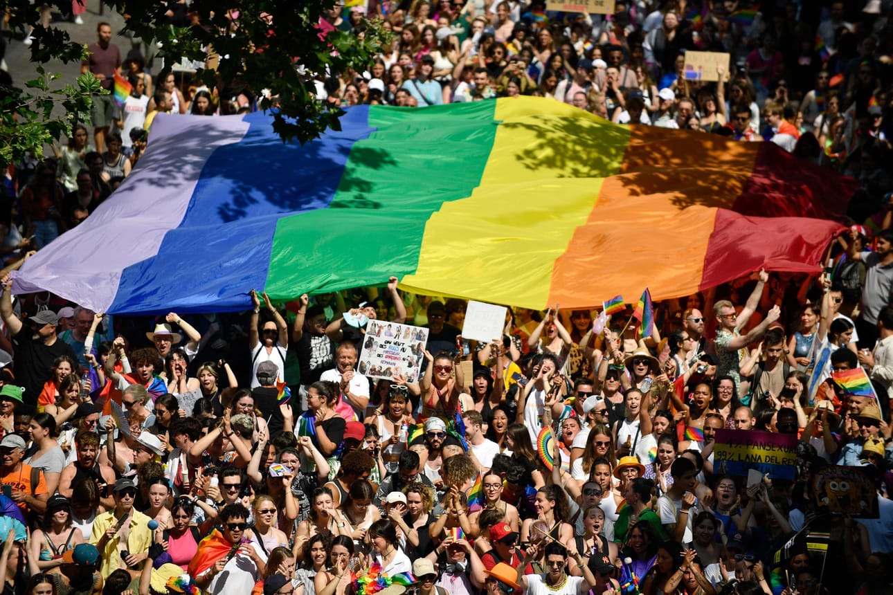 Pariisin Pride-kulkue siirtyy helteen takia.