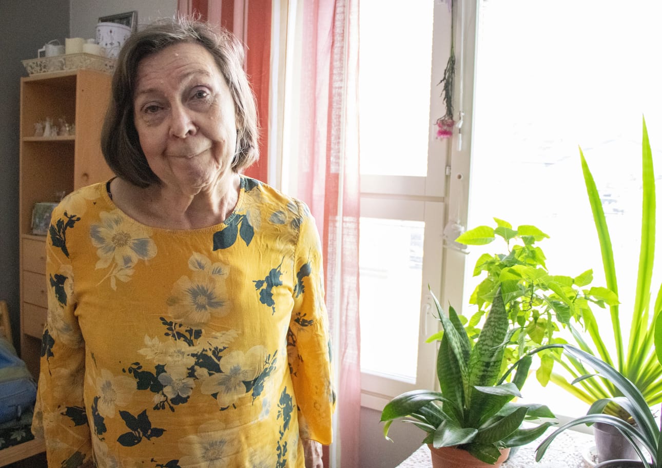 Liisa Alasalmi on sairastanut parkinsonin tautia jo 30 vuotta. Jos jotain hän on oppinut sairastaminaan vuosikymmeninä, niin itsensä hyväksymistä. Eikä hänellä ole tarvetta arvostella muidenkaan tekemisiä.