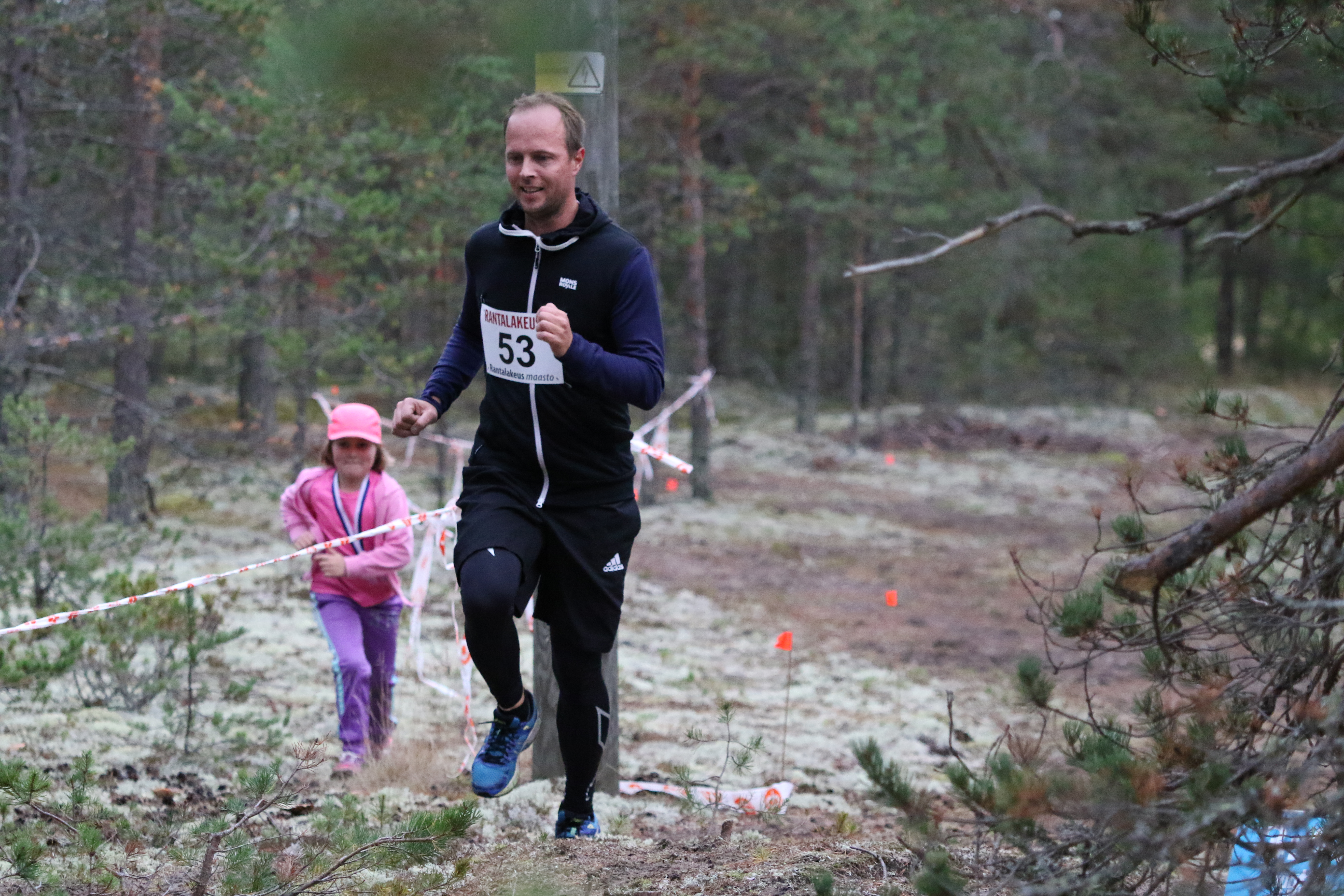 Timo Heikkilä saapumassa maaliin.