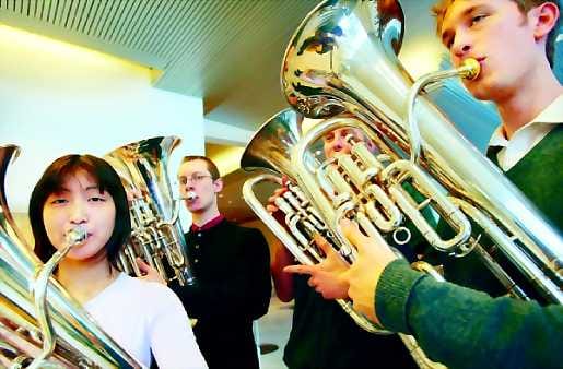 Baritoneilla kansainvälisesti. Tulindbergin salissa Oulussa konsertoivat sunnuntaina Mizuho Kojima Japanista, Elmo Niskasaari Suomesta ja Mark Carlson (oik.) Yhdysvalloista.