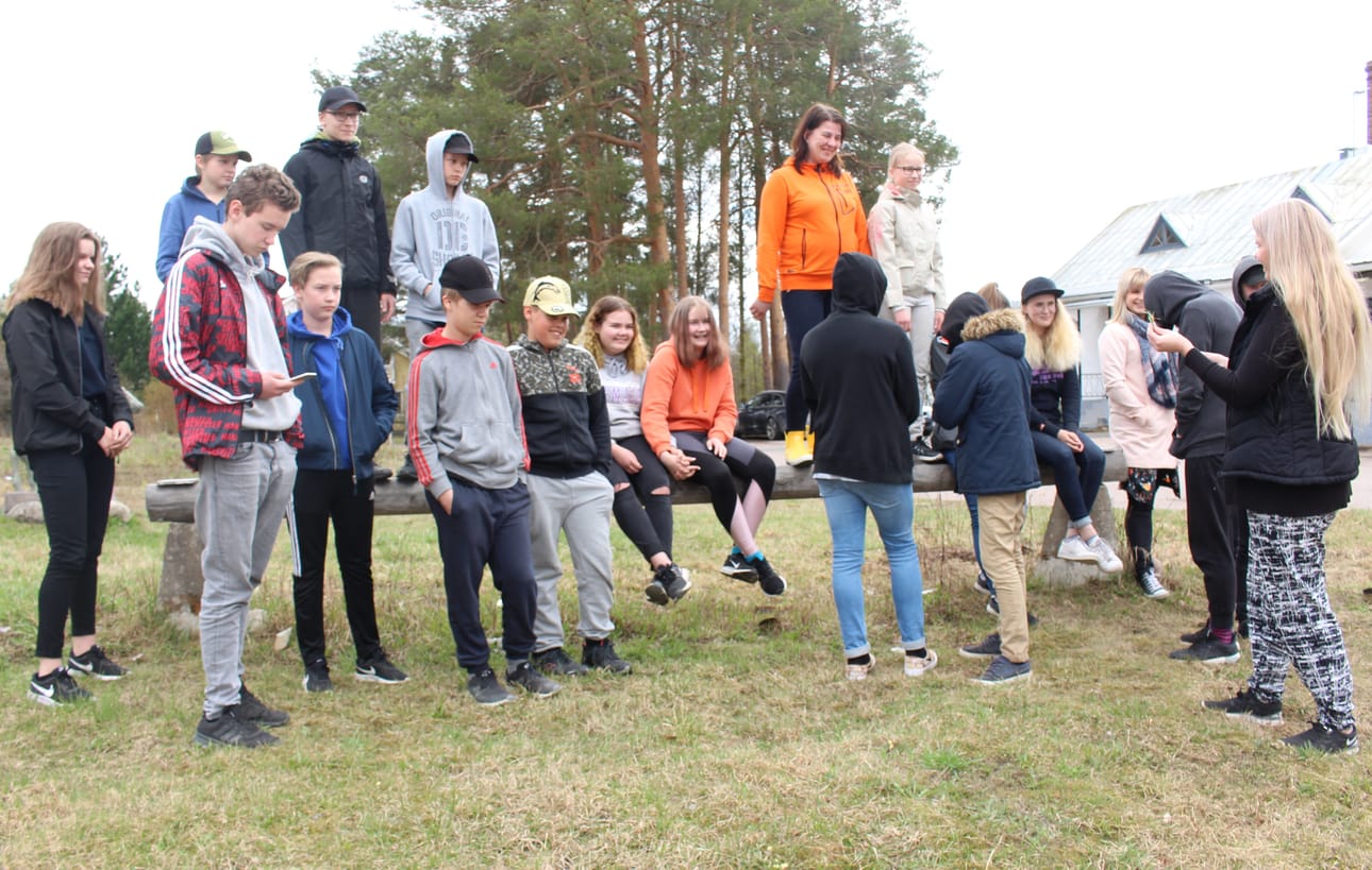 Kuvassa Siikalatvan 4H-yhdistyksen yrittäjäkoulutukseen seitsemän vuotta sitten osallistuneita.