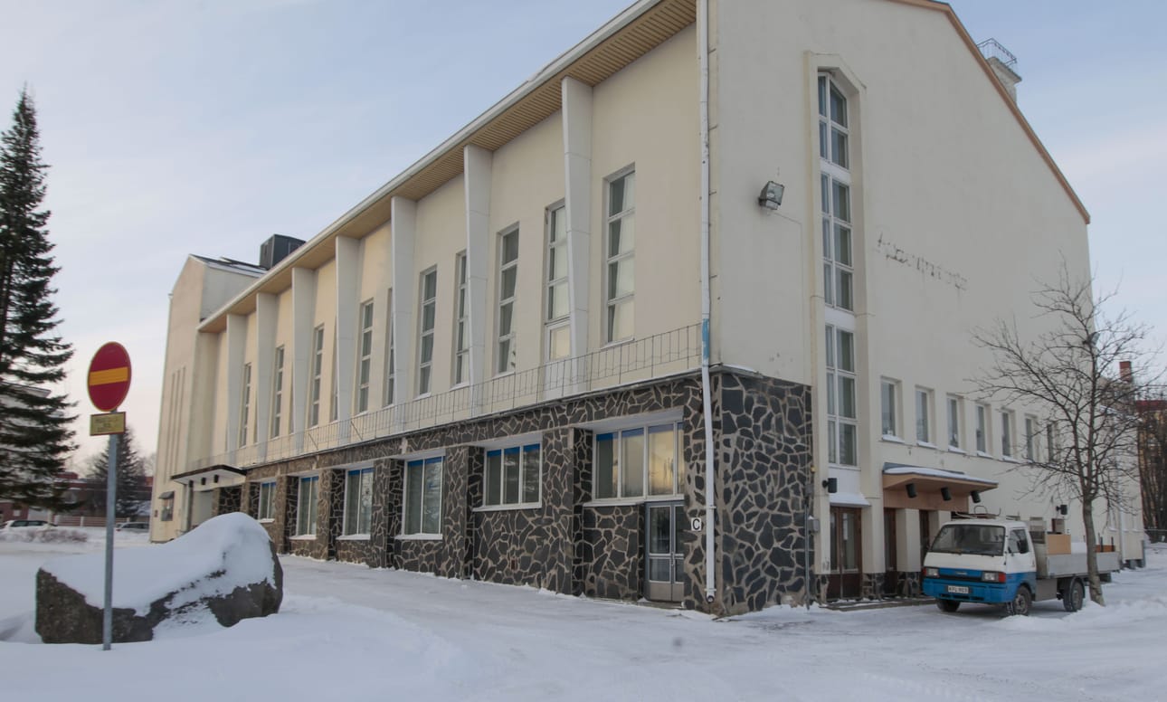 Sauvotalosta vietiin maanantaina vielä kalusteita ulos. Lapin ammattikorkeakoulu on valmis luopumaan perinteikkäästä rakennuksesta edulliseen hintaan.