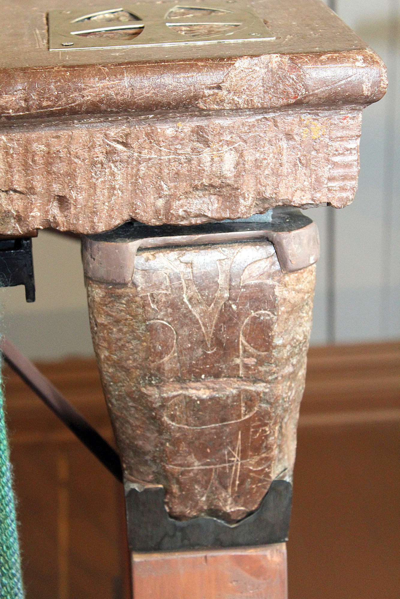 Kirkon alttari vuosilta 1692-1707. Pöydänjalan kaiverrukset eivät ole viikinkien riimukirjoitusta, vaan vertaus Raamatusta (Heb 4:12):  Jumalan sana on terävämpi kuin kaksiteräinen miekka.