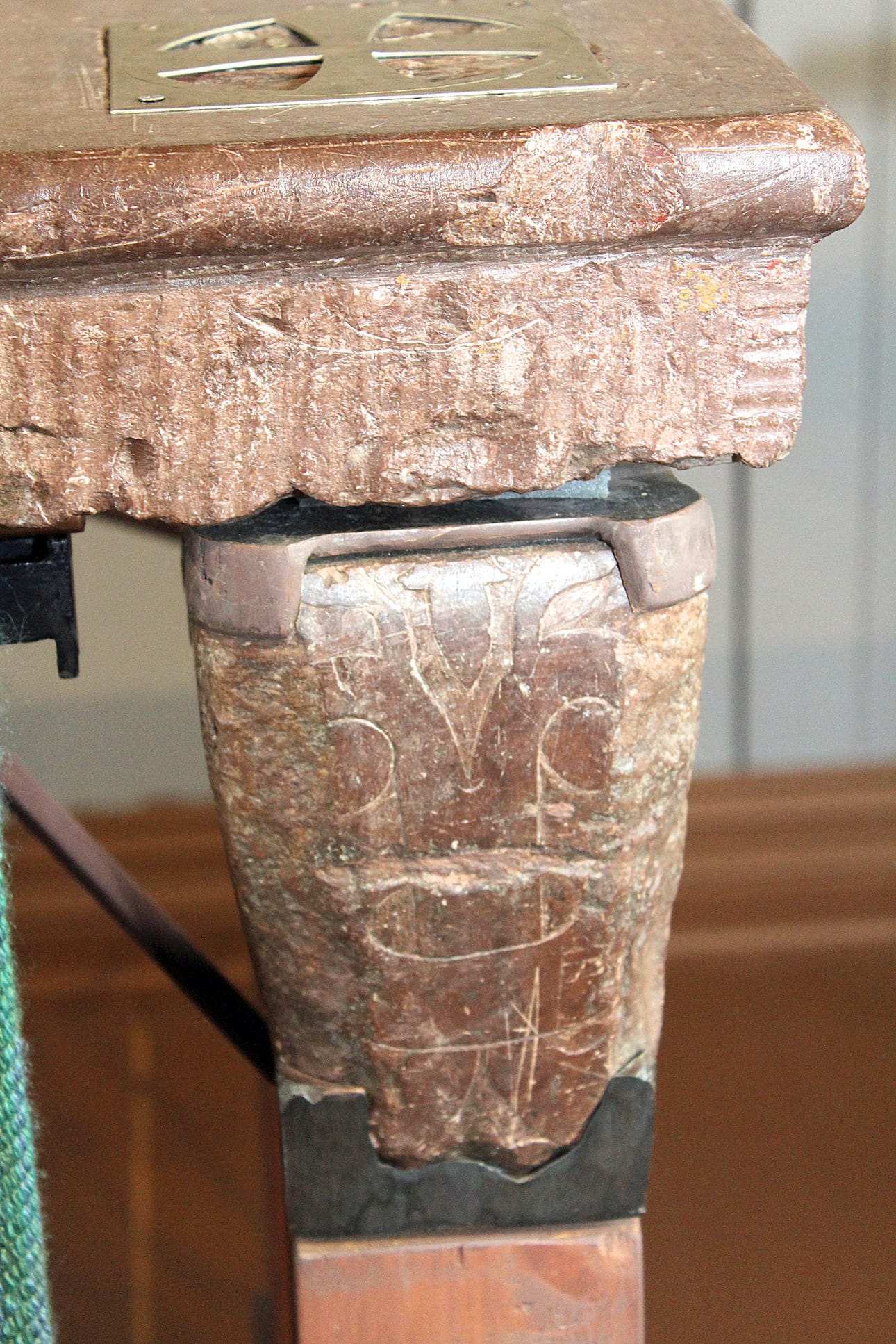 Kirkon alttari vuosilta 1692-1707. Pöydänjalan kaiverrukset eivät ole viikinkien riimukirjoitusta, vaan vertaus Raamatusta (Heb 4:12): Jumalan sana on terävämpi kuin kaksiteräinen miekka.