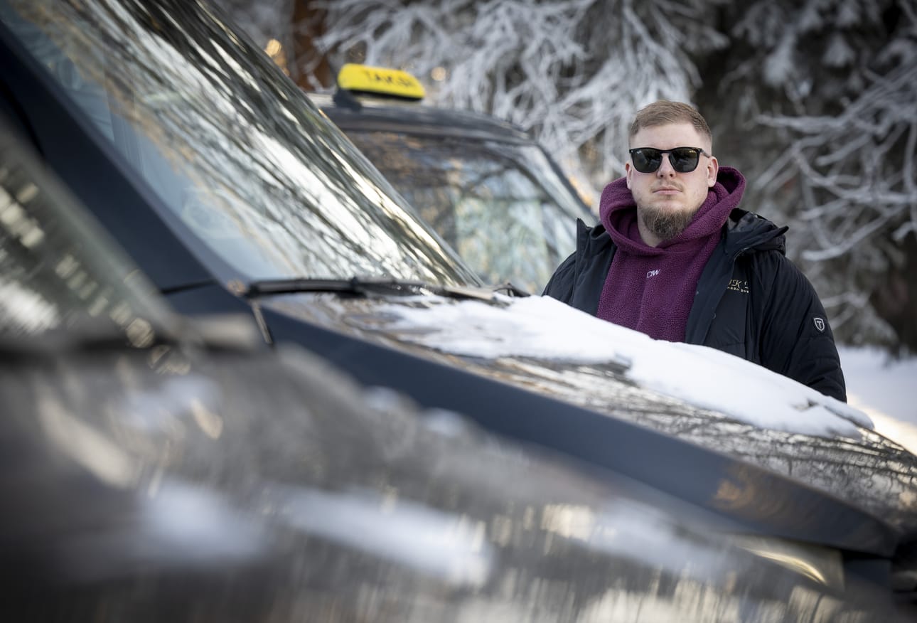 Iin taksikyyti vastaa suurimmasta osasta kunnan koulukyytejä. Niiden lisäksi se tarjoaa perinteistä taksikuljetusta ja tilausajoa. Toimitusjohtaja Niko Ukkolan lisäksi työntekijöitä yrityksessä on parikymmentä.