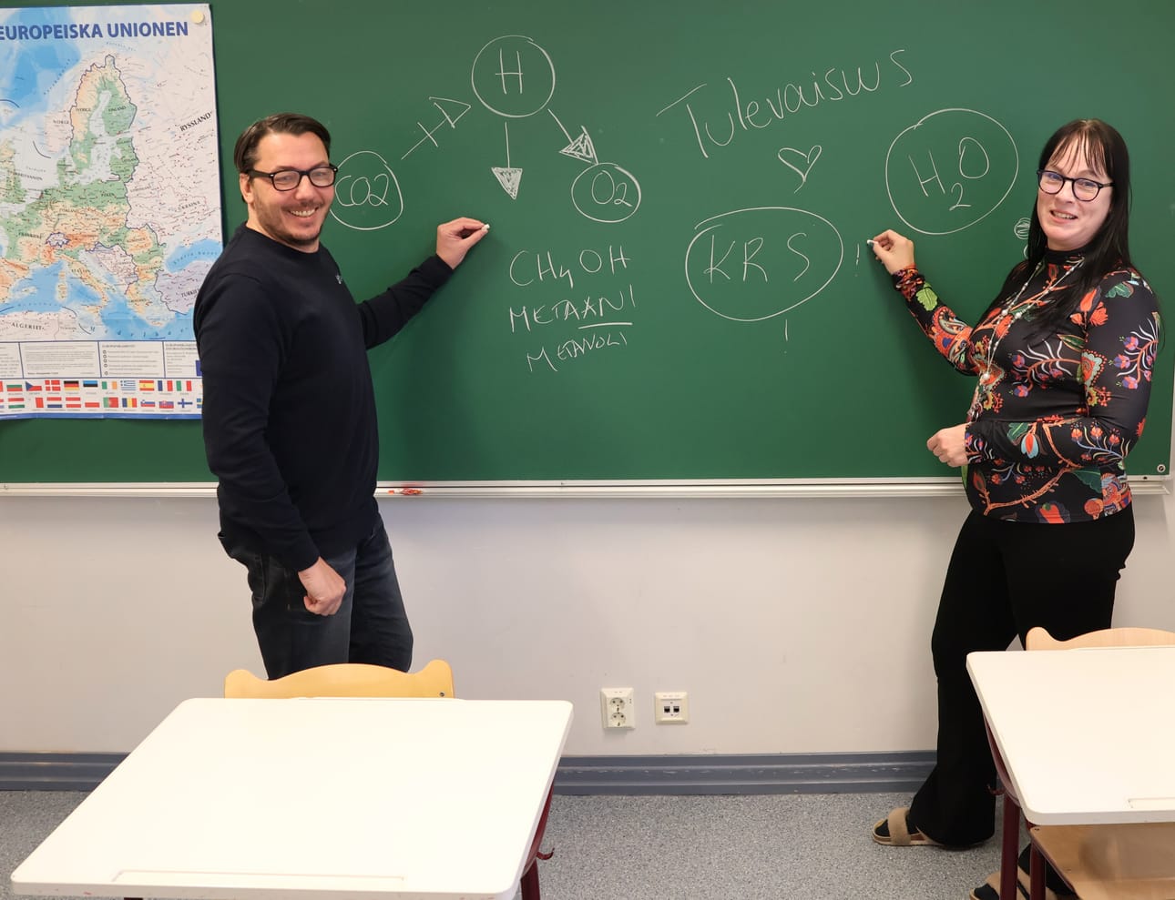 Yläkoulun ja lukion rehtori Eeva Kumpulainen on jäänyt virkavapaalle. Kuvassa myös Kristiinan elinkeinokeskuksen työntekijä Rikhard Lähteenmäki. Arkistokuva.