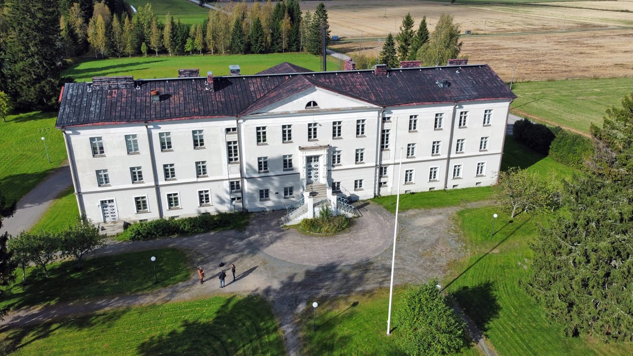 Kauhajoen evankelisen opiston päärakennus on ollut tyhjillään ja nyt se on pantu myyntiin. Kiinteistöön kuuluu myös muita rakennuksia kuten oppilasuntola.