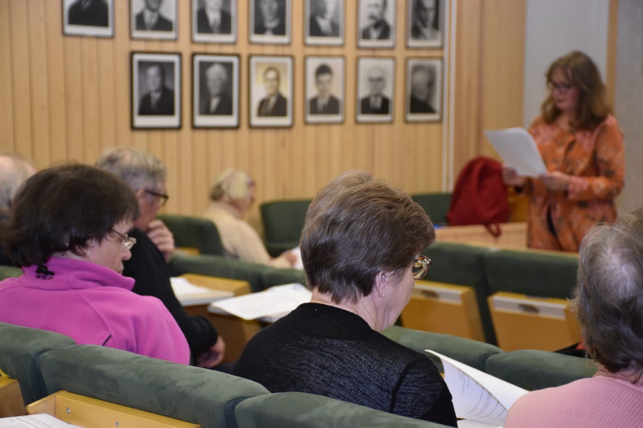 Kevätkokouksessa hyväksyttiin viime vuoden toimintakertomus ja tilit. Yhdistyksen puheenjohtaja Pirkko Mäkelä (taustalla) veti yhteen viime vuoden toimintaa.