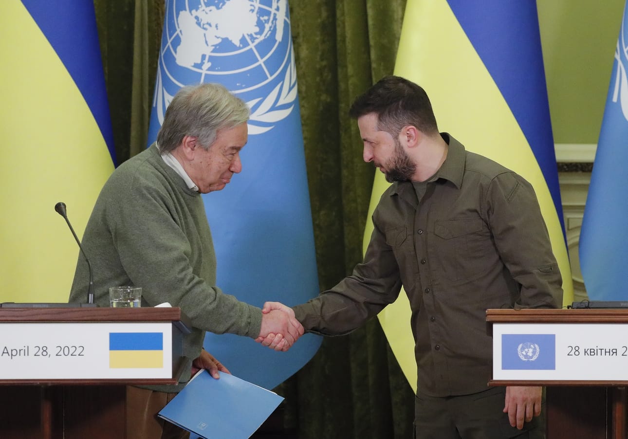 YK:n pääsihteeri Antonio Guterres (vas.) kätteli Ukrainan presidenttiä Volodymyr Zelenskyitä tiedotustilaisuudessa torstaina.