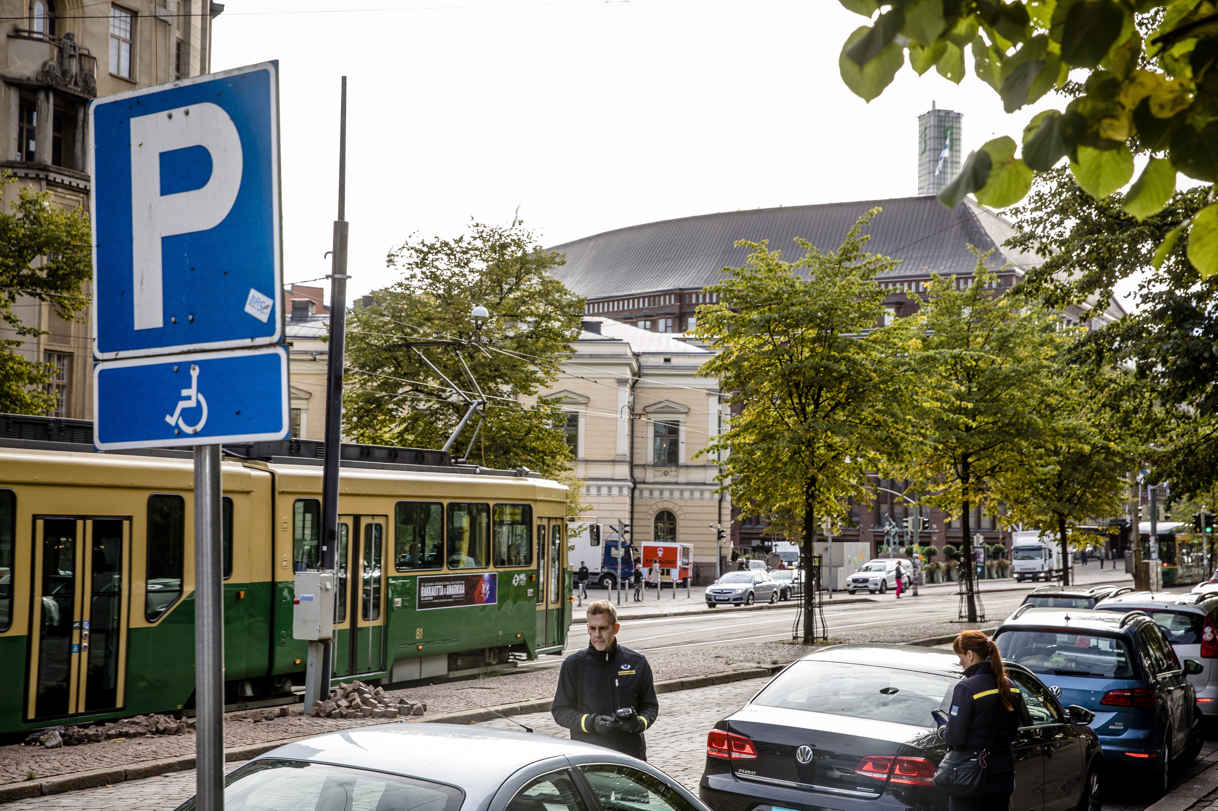 Vammaisten pysäköintilupien valvonta on käytännössä kunnallisilla pysäköinninvalvonnoilla. Poliisi ei juuri ehdi valvoa. Pysäköinninvalvojat Kari Porsman (vasemmalla) ja Seija Mattsson tekivät työtään tällä viikolla Helsingissä Mannerheimintiellä.