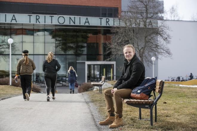 Tampereelta Vaasaan opintojen takia muuttanut Elias Rautakorpi kyllästyi siihen, ettei nuorille opeteta taloustaitoja pahimmassa tapauksessa missään – ei koulussa, eikä kotona. Rautakorpi masinoi kansalaisaloitteen taloustiedon saamiseksi pakolliseksi oppiaineeksi peruskouluun. KUVA: MINNA ANTILA