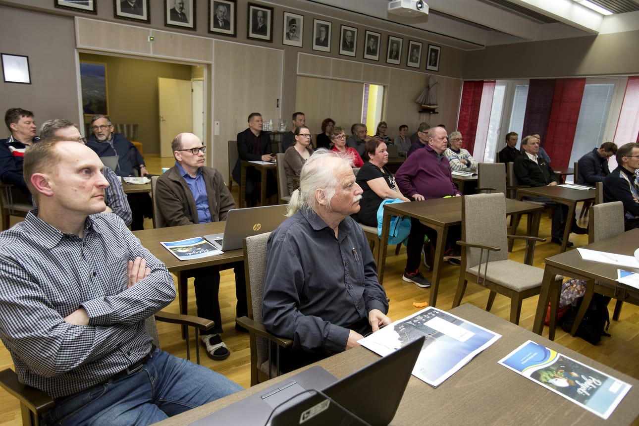 Matinsaaren osayleiskaavan laatimisesta järjestettiin yleisötilaisuus. Paikalla olivat muun muassa Pyhäjoen kunnan uusi kaavoitusarkkitehti Jyrki Määttä ja arkkitehti Pentti Kela.