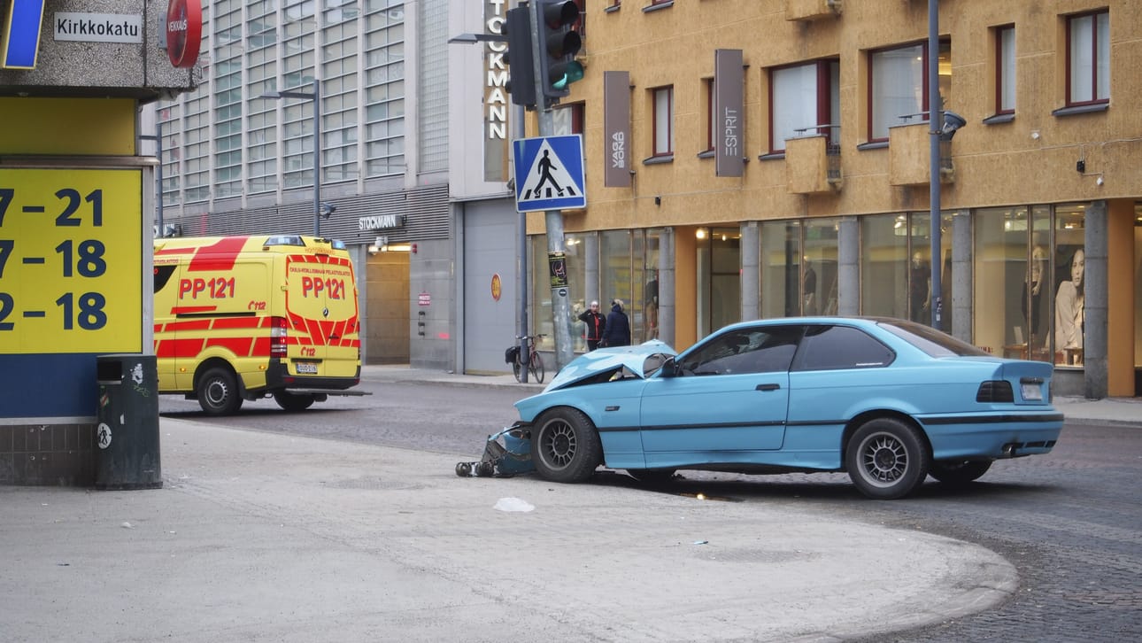 Auton keula romuttui törmäyksessä.