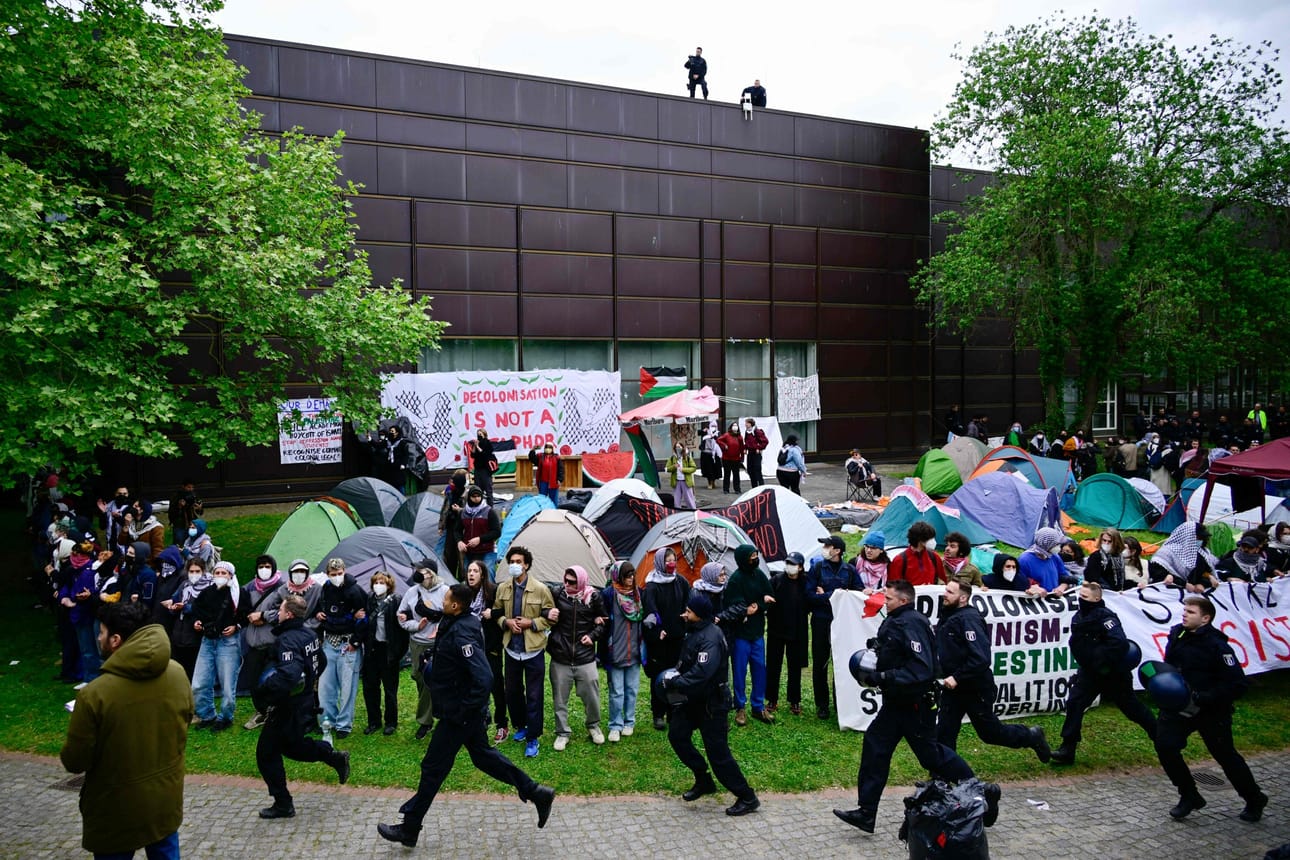 Palestiinalaisia tukevien mielenosoittajien ohitse juoksi poliiseja Berliinissä Freie Universitätin kampuksella toukokuussa. LEHTIKUVA/AFP