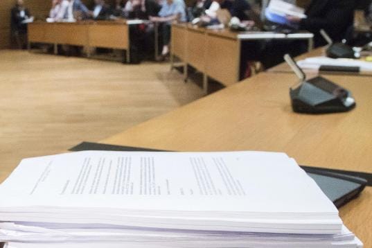 Iso osa eduskunnan valmistelutyöstä tehdään valiokunnissa. Ne kokoontuvat suljettujen ovien takana.