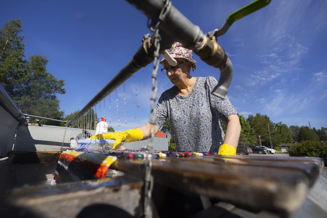 Hilkka Luhtala on lähtenyt heti aamutuimaan mattojen pesuun.