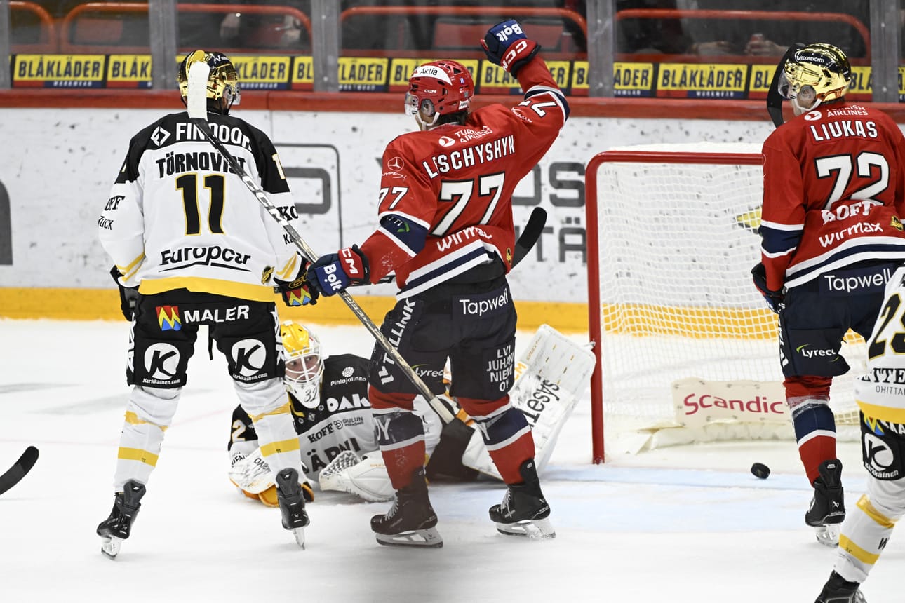 Vincent Marleau laukoi ylivoimalla HIFK:n 2–1-osuman. Mailansa menettänyt kärppävahti Visa Vedenpää kauhoi tyhjää.