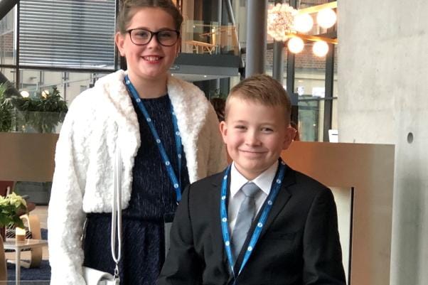Inka Wahlroos ja Kasper Rosenback juhlatunnelmissa Helsingissä. KUVA: KIRSI WAHLROOS