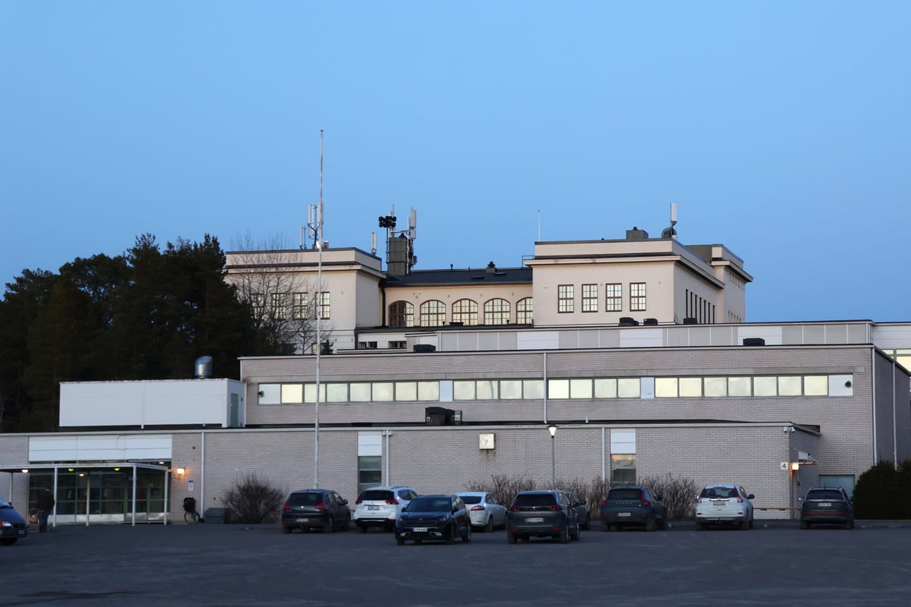 Kristiinan ruotsinkielisessä yläkoulussa ja lukiossa alkaa uusi luovaan yrittäjyyteen keskittyvä hanke. Etualalla oleva yläkoulun rakennus katoaa kesällä, kun se puretaan.