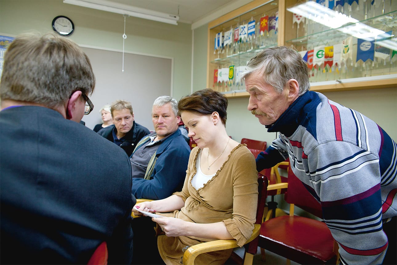 Kosto-Inkeen kyläseuralaiset Heikki Luokkanen (neljäs vas.), Tuija Lampila ja Tarmo Naumanen tutkivat Pekka Turpeisen (vas.) laskelmaa Inkeen koulun 2010 kulurakenteesta, jonka vuoden toteutunut loppusumma on yli 260 00 euroa.