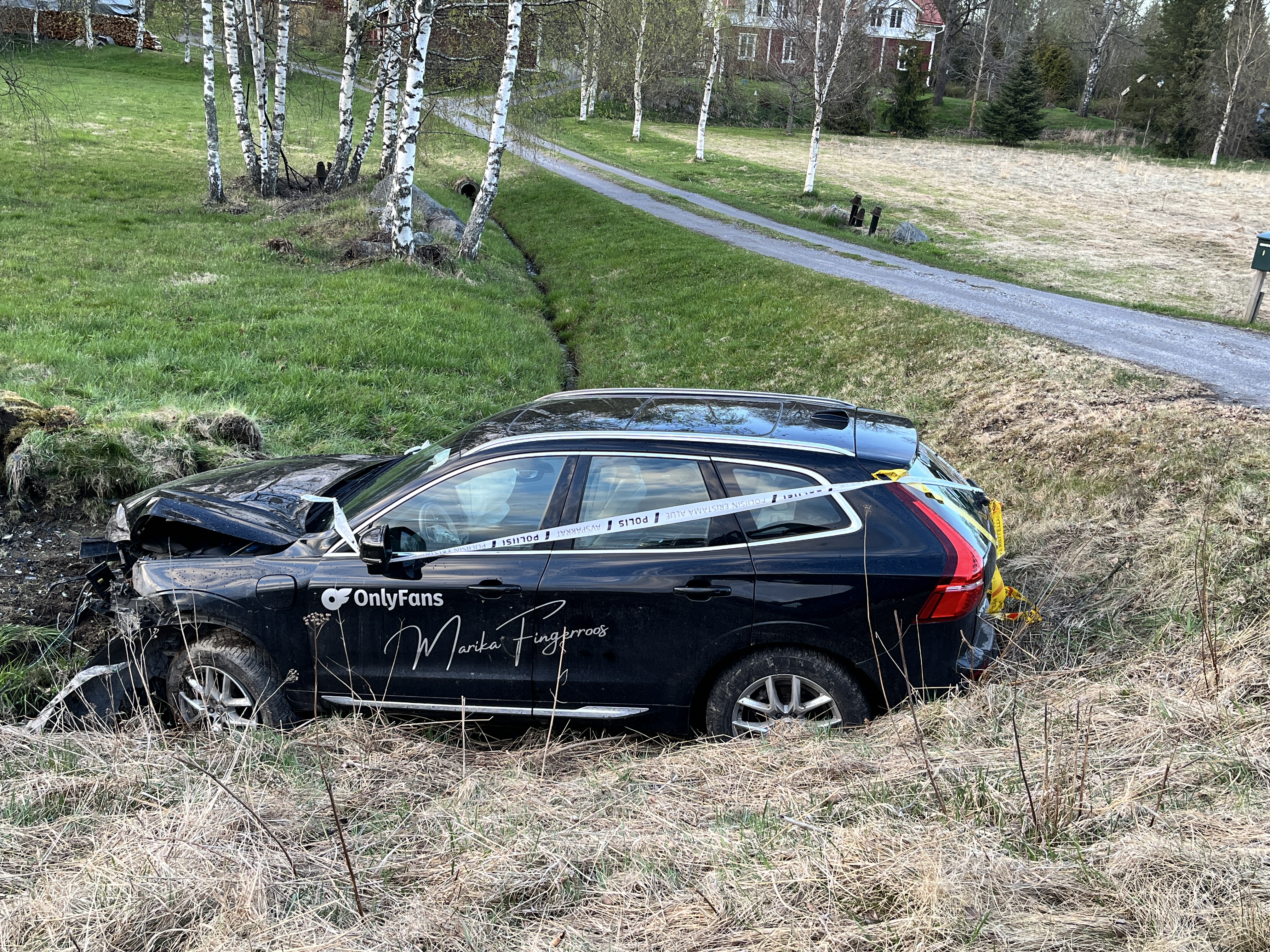 Hurja ohitus johti ulosajoon Vaasassa – Marika Fingerroosin auto ojassa