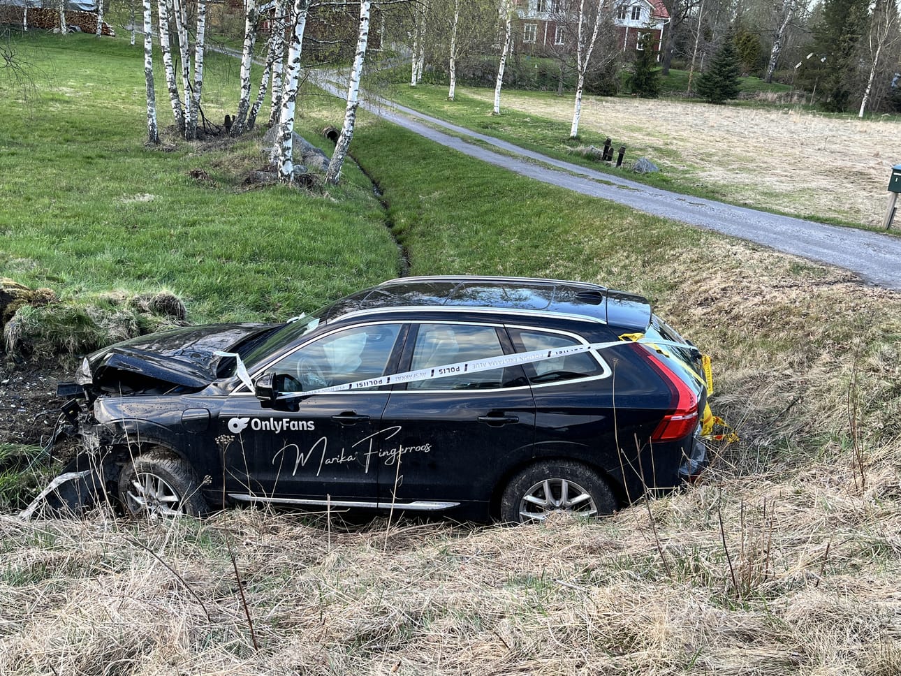 Auton kuljettajasta ei ole tietoa. Teipit ja rekisterikilpi kuitenkin kertovat, että kyseessä on Fingerroosin auto.