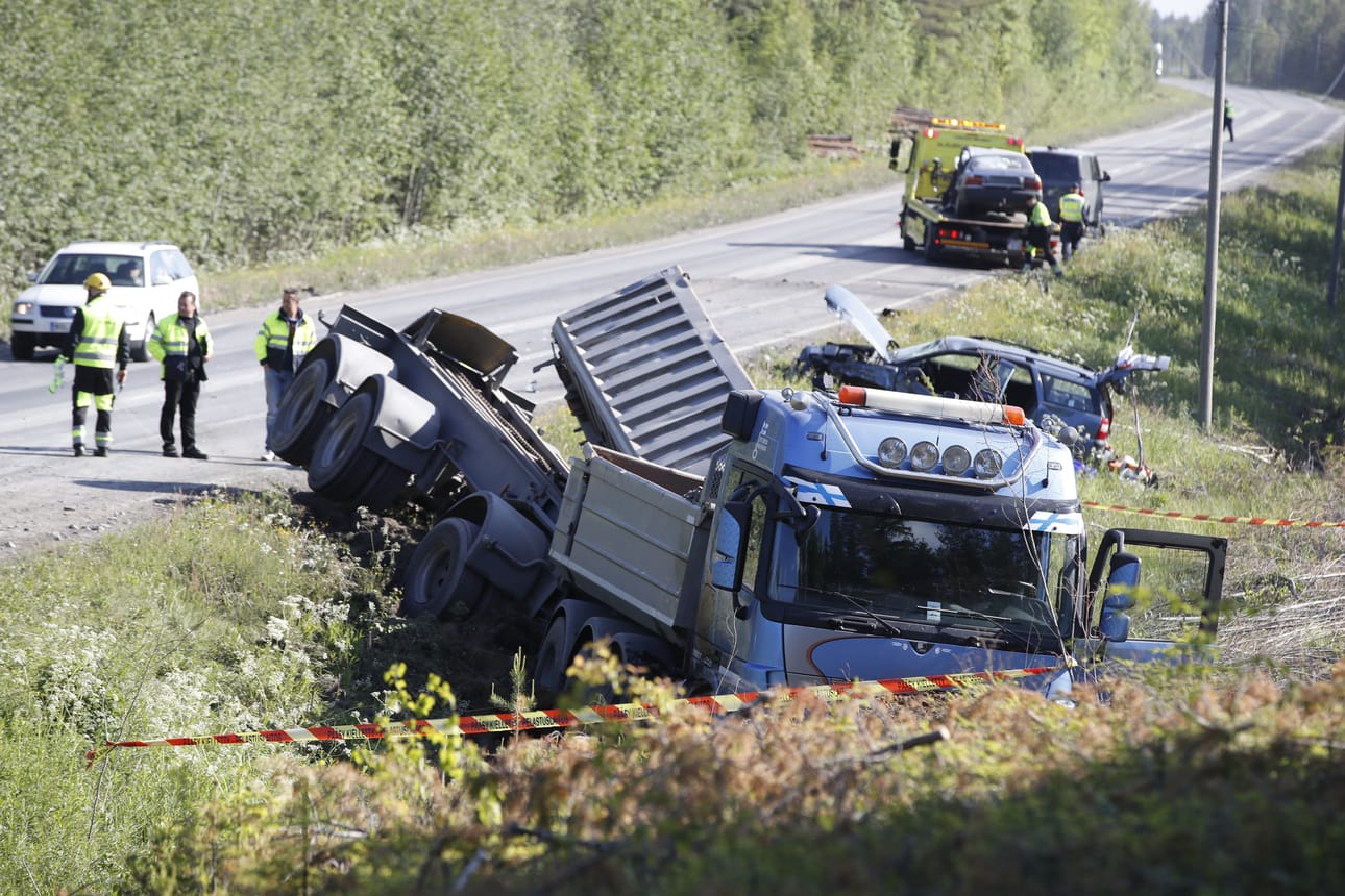 Törmäyksen jälkeen sekä kuorma-auto että henkilöauto ajautui ojaan.