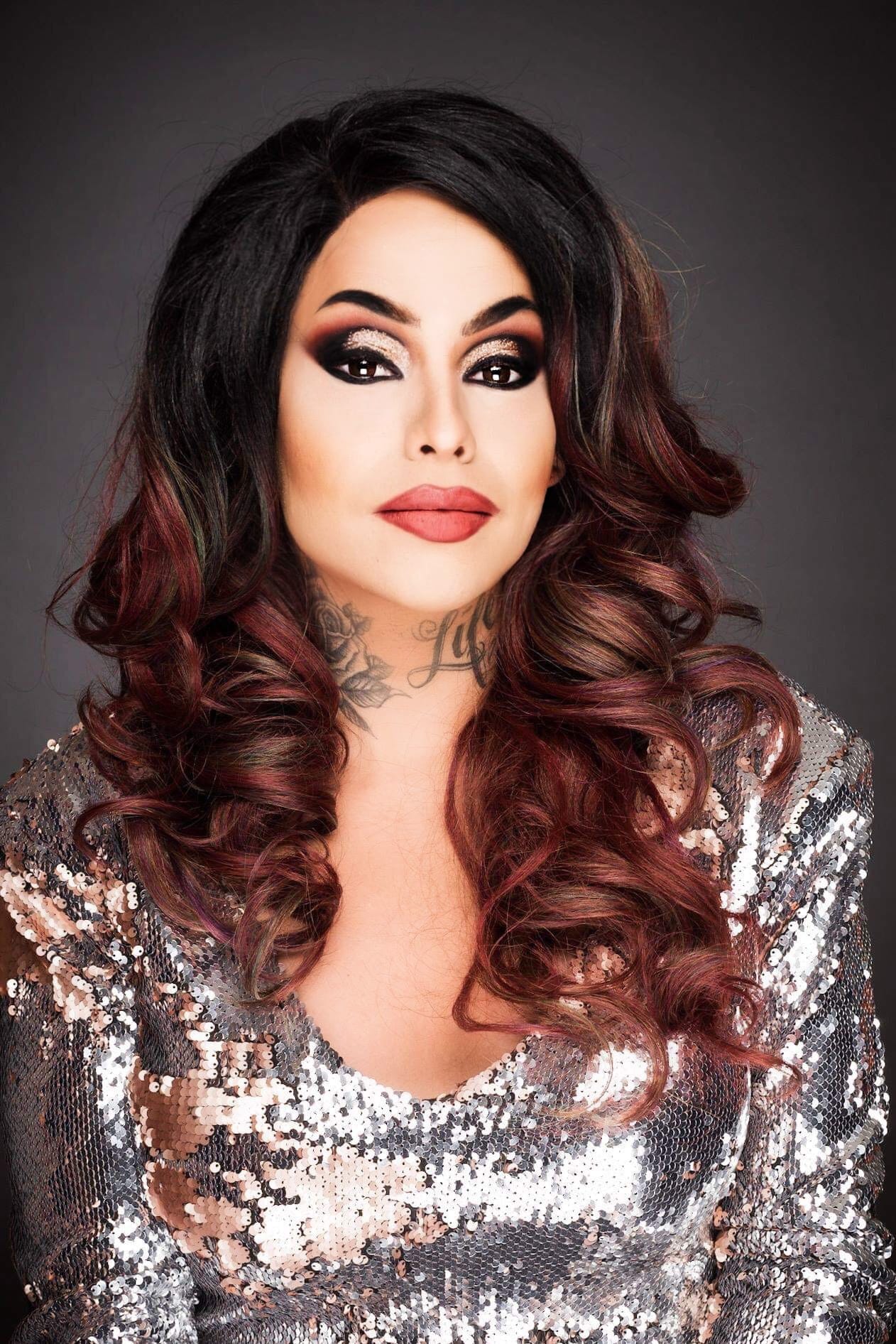 Jere Sivonen valittiin Vuoden Drag Show Artistiksi 2016 ja 2018. Vuonna 2016 hänet myös äänestettiin QX-Gaalan Vuoden Dragiksi.