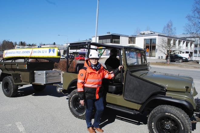Timo Rintala kyyditsi Pirjo Jokisen eläkkeelle Jeepillään. Peräkärryn taakkatelineillä oli kanootti, jonka kylkeen ajelun aihe oli kirjoitettu. KUVA: EEVA-LIISA KULJU