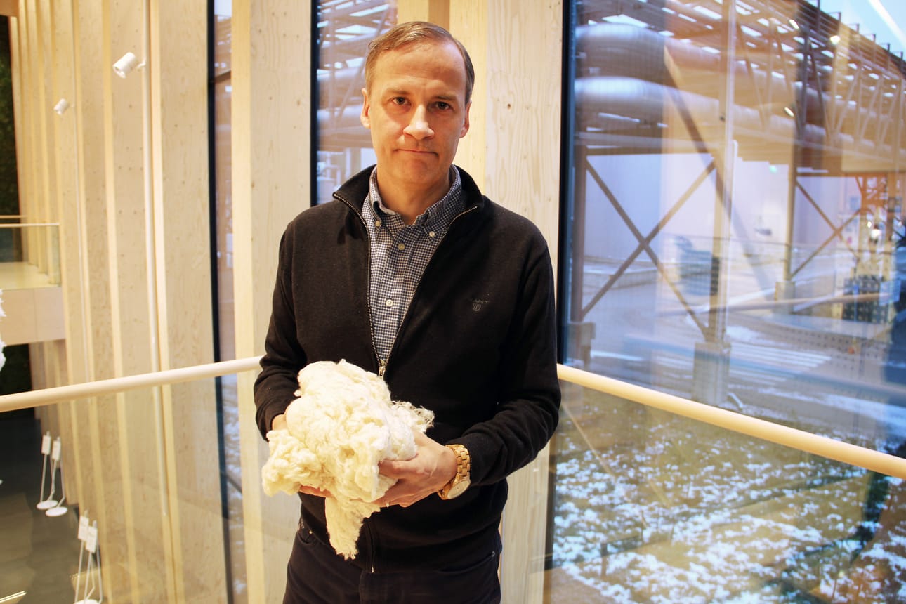 Metsä Spring Oy:n toimitusjohtaja Niklas von Weymarn sanoo, että yhtiö sijoittaa kaikenlaiseen puunjalostamiseen liittyvään. Kuvassa hän esittelee tekstiilikuitua.